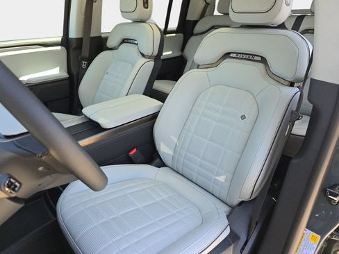 Used 2025 Rivian R1S Premium AWD/4WD image 19