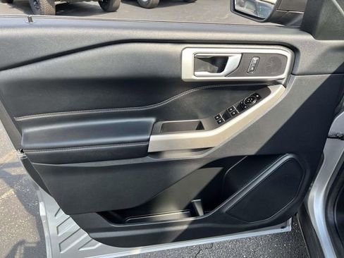 Used 2022 Ford Explorer XLT w/ Equipment Group 202A image 12
