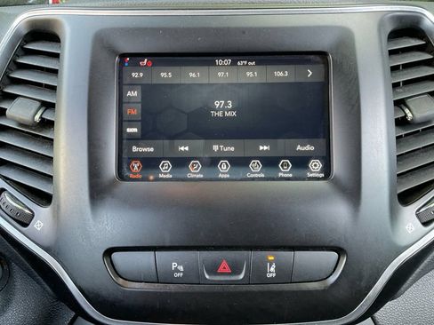 Used 2021 Jeep Cherokee Latitude Plus FWD image 20