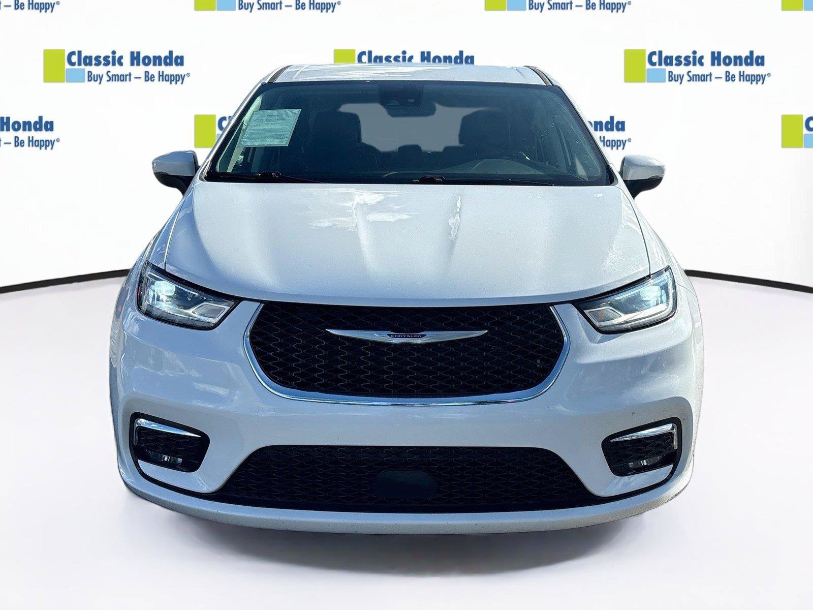 Used 2023 Chrysler Pacifica Touring-L FWD image 2