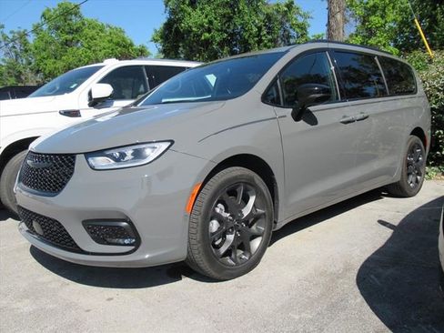 Used 2025 Chrysler Pacifica Limited image 2