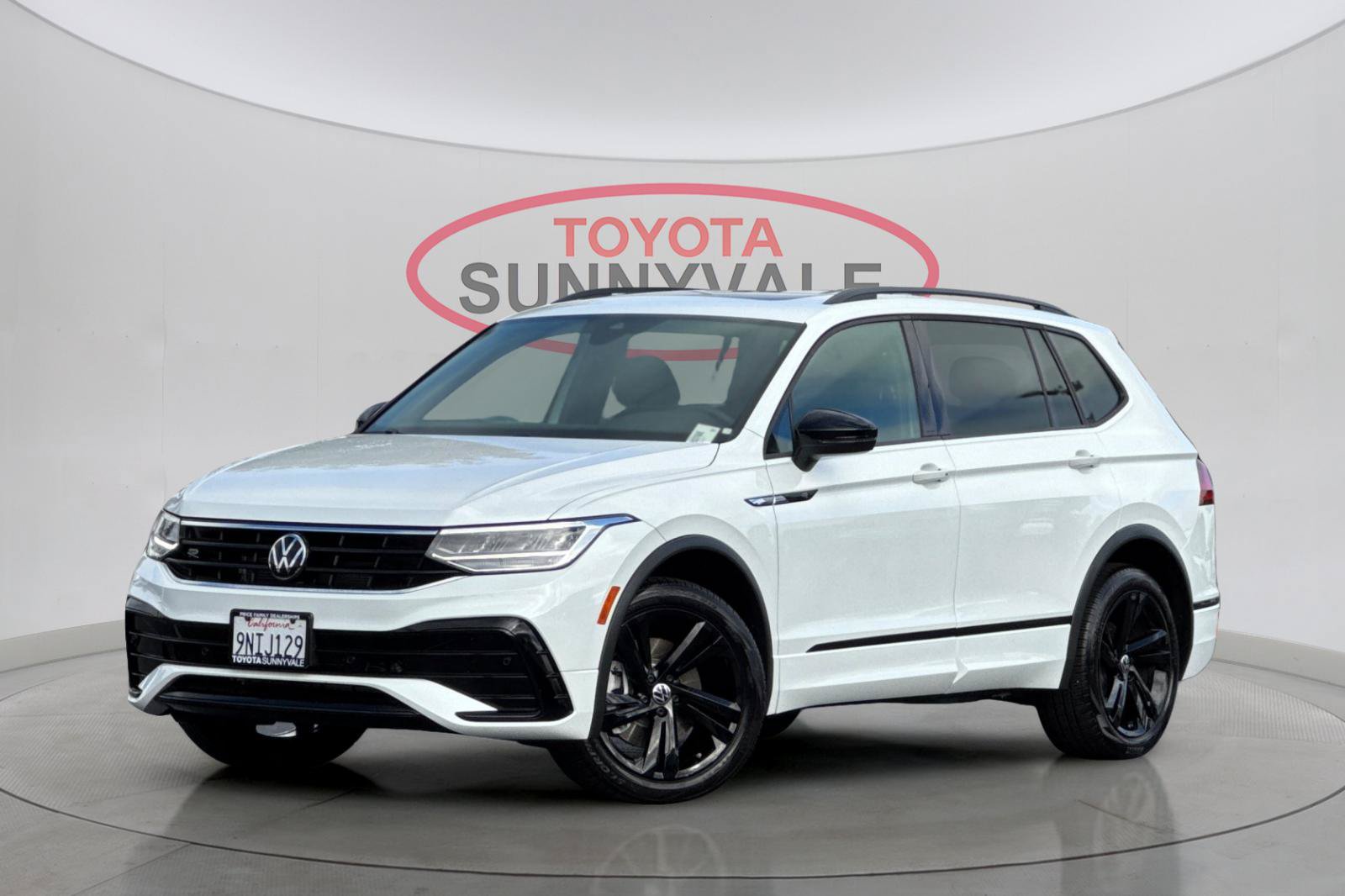 Used 2024 Volkswagen Tiguan SE R-Line FWD image 2