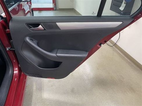 Used 2017 Volkswagen Jetta SE image 27