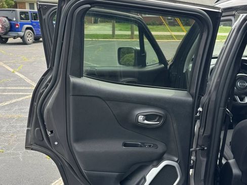 Used 2018 Jeep Renegade Latitude w/ Cold Weather Group AWD/4WD image 19
