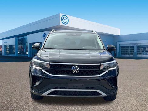 Used 2023 Volkswagen Taos SE w/ Panoramic Sunroof Package image 2
