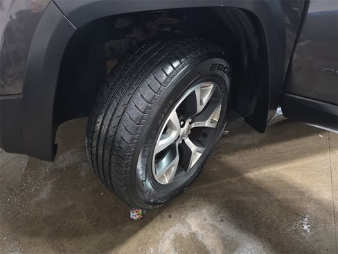 Used 2017 Jeep Cherokee Trailhawk w/ Comfort & Convenience Group image 34