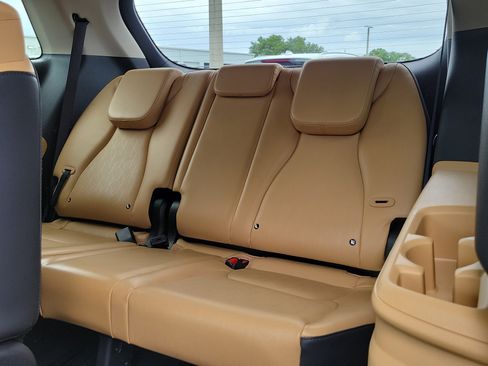 Used 2022 Kia Carnival LX FWD image 11