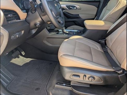 Used 2023 Chevrolet Traverse Premier image 9
