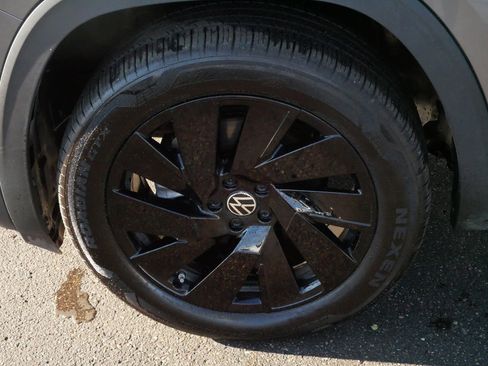 Certified 2025 Volkswagen Atlas Cross Sport SE w/ Panoramic Sunroof Package image 15