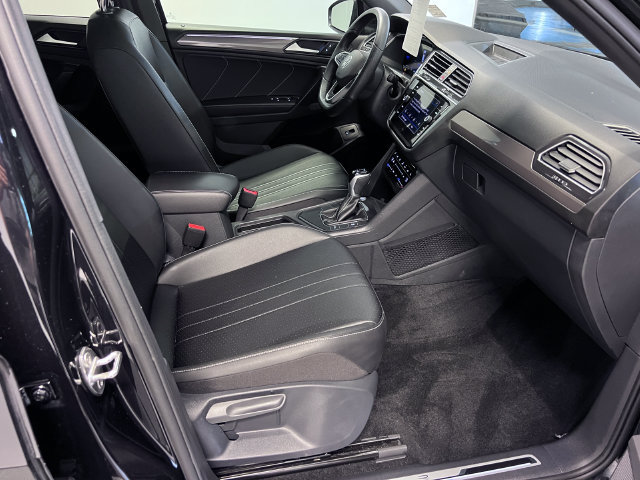 Certified 2024 Volkswagen Tiguan SE R-Line FWD image 8