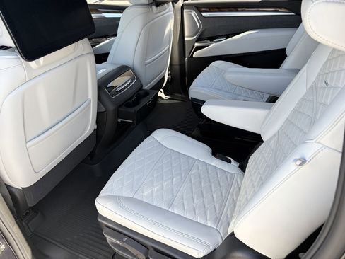 Certified 2026 Cadillac Escalade ESV Platinum Luxury w/ LPO, Radiant Package AWD/4WD image 17