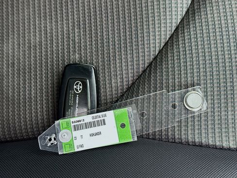 Used 2023 Toyota Highlander LE image 33