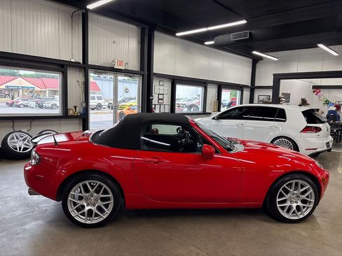 Used 2006 MAZDA MX-5 Miata Grand Touring RWD image 19