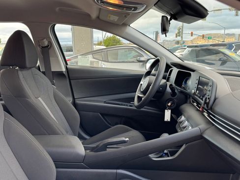 Used 2025 Hyundai Elantra SE FWD image 10