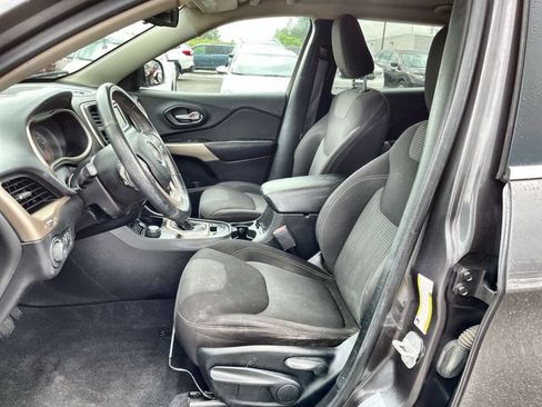 Used 2017 Jeep Cherokee Latitude w/ Cold Weather Group AWD/4WD image 14
