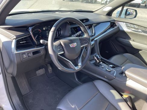 Used 2025 Cadillac XT6 Premium Luxury image 10