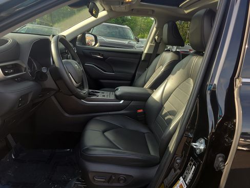 Used 2022 Toyota Highlander XLE AWD/4WD image 16