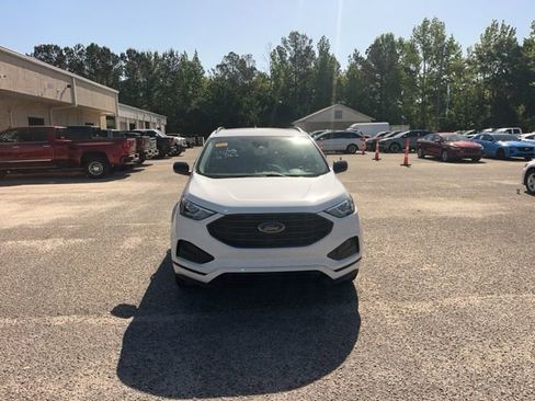 Used 2024 Ford Edge SE w/ Black Appearance Package image 2