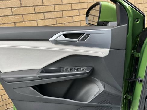 New 2026 Volkswagen Taos SE image 29