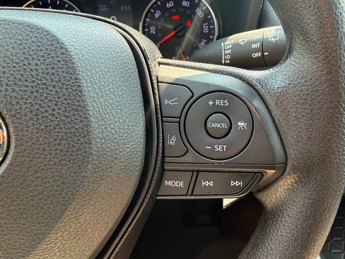 Used 2020 Toyota RAV4 LE FWD image 18