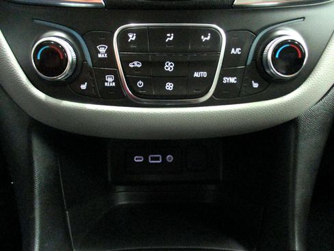 Used 2021 Chevrolet Equinox LT w/ Driver Convenience Package image 21