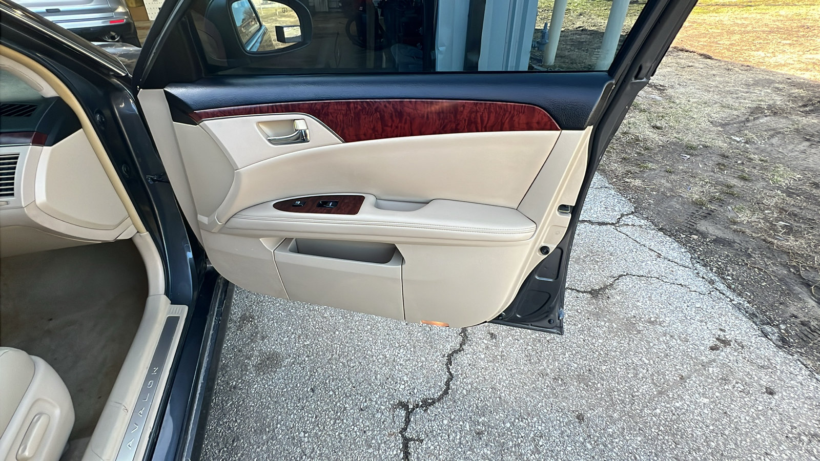 Used 2011 Toyota Avalon Limited FWD image 19