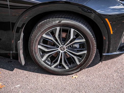 Certified 2025 Toyota Crown Signia image 7