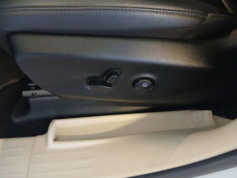 Used 2024 Chrysler Pacifica Touring-L FWD image 30