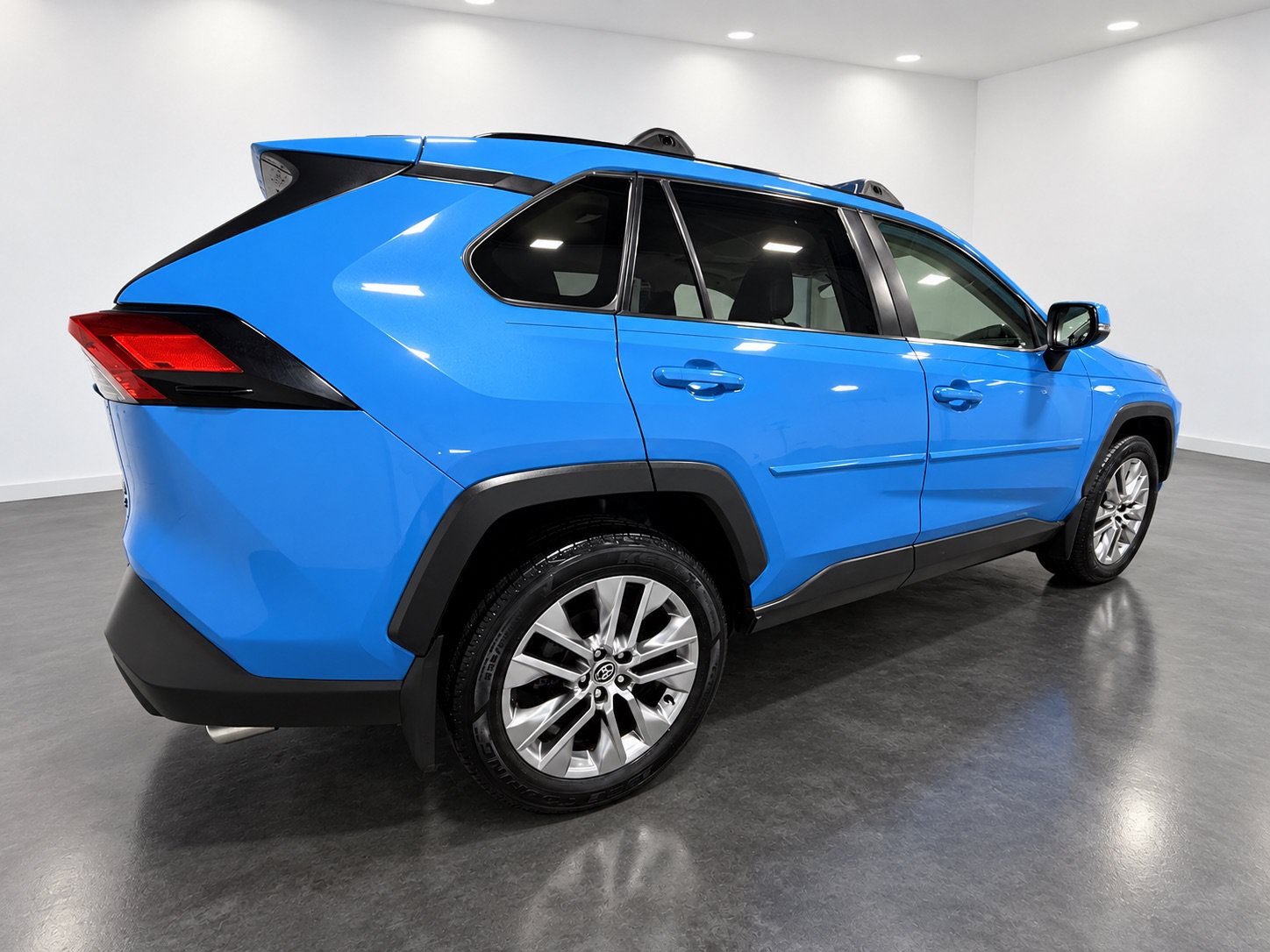 Used 2020 Toyota RAV4 XLE Premium AWD/4WD image 8
