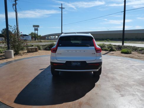 Used 2023 Volvo XC40 B5 Core image 3