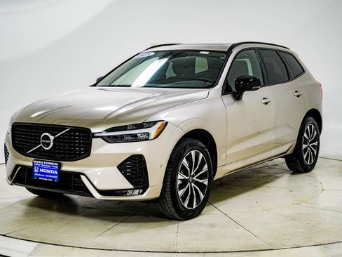 Used 2025 Volvo XC60 B5 Plus image 2