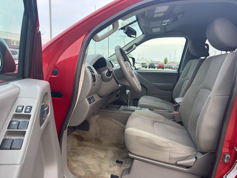Used 2015 Nissan Frontier SV w/ SV Value Truck Package AWD/4WD image 12