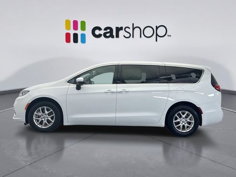 Used 2023 Chrysler Pacifica Touring-L FWD image 2