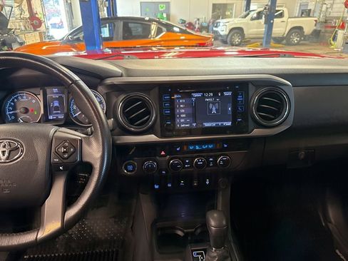 Used 2016 Toyota Tacoma TRD Off-Road image 17