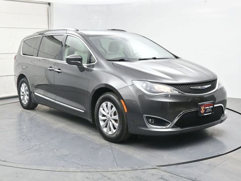 Used 2019 Chrysler Pacifica Touring-L image 25