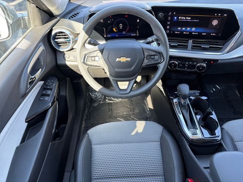 Used 2025 Chevrolet Trax LT image 33