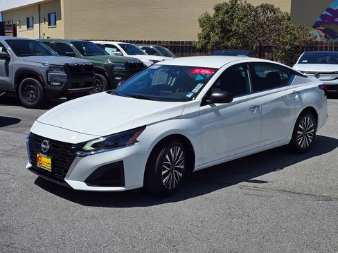 Used 2025 Nissan Altima 2.5 SV FWD image 2