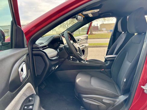 Used 2023 Jeep Compass Sport image 2