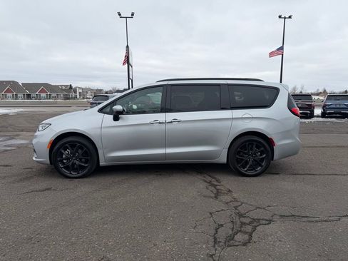 Used 2023 Chrysler Pacifica Touring-L w/ S Appearance Package AWD/4WD image 9