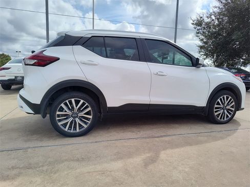 Used 2023 Nissan Kicks SV image 11