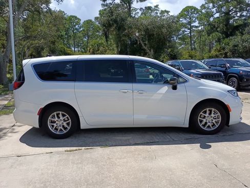 Used 2025 Chrysler Pacifica Select FWD image 4