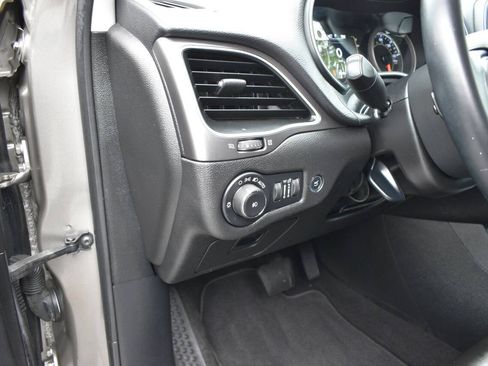 Used 2019 Jeep Cherokee Latitude Plus w/ Comfort/Convenience Group FWD image 18