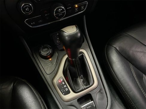 Used 2016 Jeep Cherokee Limited image 16