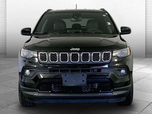 Used 2025 Jeep Compass Latitude AWD/4WD image 2
