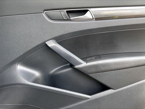 Used 2017 Volkswagen Passat 1.8T SEL Premium image 21