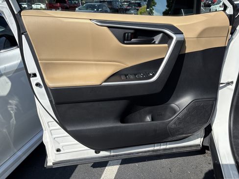 Used 2022 Toyota RAV4 LE AWD/4WD image 13