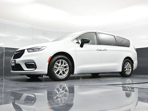 Certified 2024 Chrysler Pacifica Touring-L FWD image 63