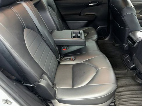 Used 2023 Toyota Highlander XLE image 30