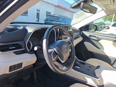 Used 2024 Toyota Highlander LE image 15