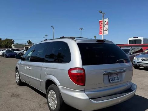 Used 2002 Chrysler Town & Country eL image 3